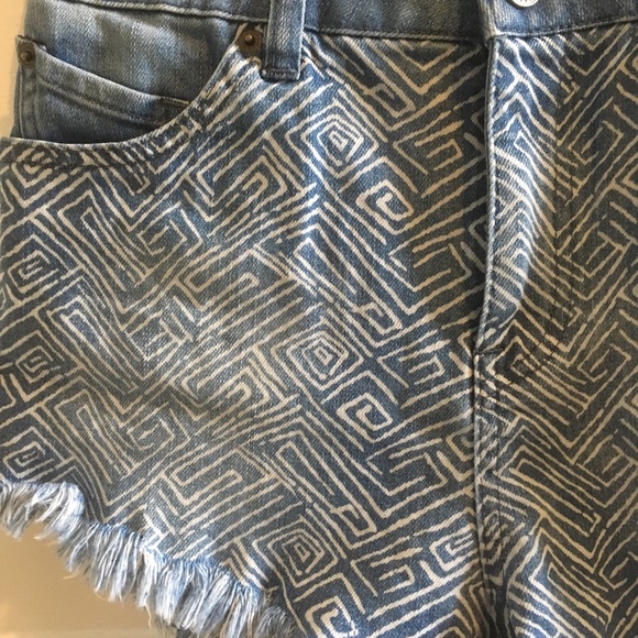 Volcom cut off shorts - Picture 3 of 8